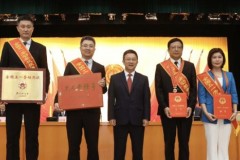 广东宏远荣获全国五一劳动奖状 主教练杜锋上台领奖