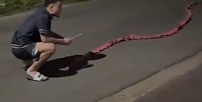 老外也放鞭炮，前巴萨球员万响鞭炮迎新年