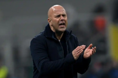 利物浦球迷高唱斯洛特之歌表达支持 利物浦主帅深陷质疑声