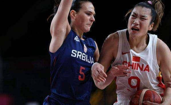 中国女篮球员李梦对阵美国女篮表现出色