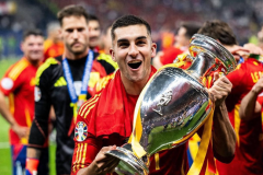 西班牙四捧欧洲杯 成为欧洲杯历史夺冠次数最多球队 加冕欧洲之王