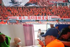 山东泰山队为患癌男孩圆梦 打出巨幅海报