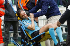 西甲女裁判受伤 被担架抬出球场