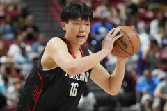 杨瀚森为什么总飘在三分线外 遵从教练组安排