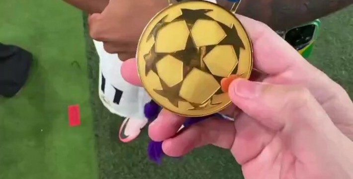 罗德里戈向球迷展示欧冠冠军奖牌