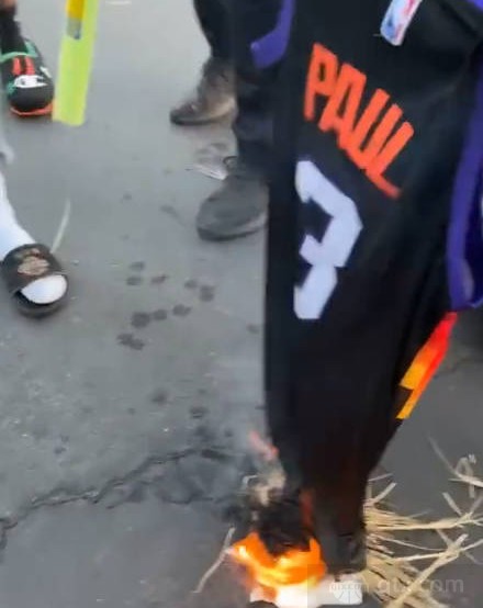 赛后球迷焚烧保罗球衣