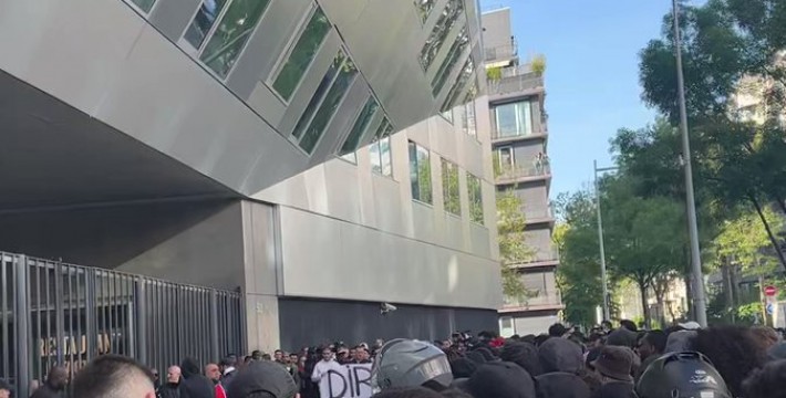 巴黎球迷聚集在俱乐部门外辱骂梅西