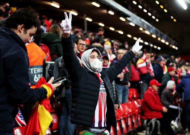 在安菲尔德球场观看比赛的球迷配戴口罩以避免病毒传播