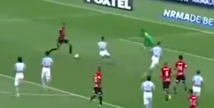 太搞了，庆祝动作都做到场边了，被吹了越位