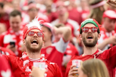 丹麦被欧足联罚款 要求肇事球迷缴纳罚金
