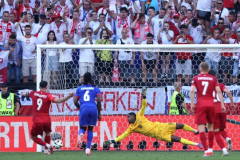 欧洲杯最新赛况：法国1-1波兰小组第二出线 姆巴佩欧洲杯首球莱万点射