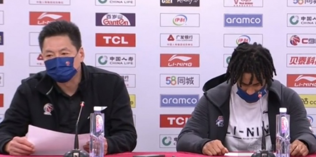 上海队主教练李春江和外援梅洛-特林布尔赛后接受媒体采访