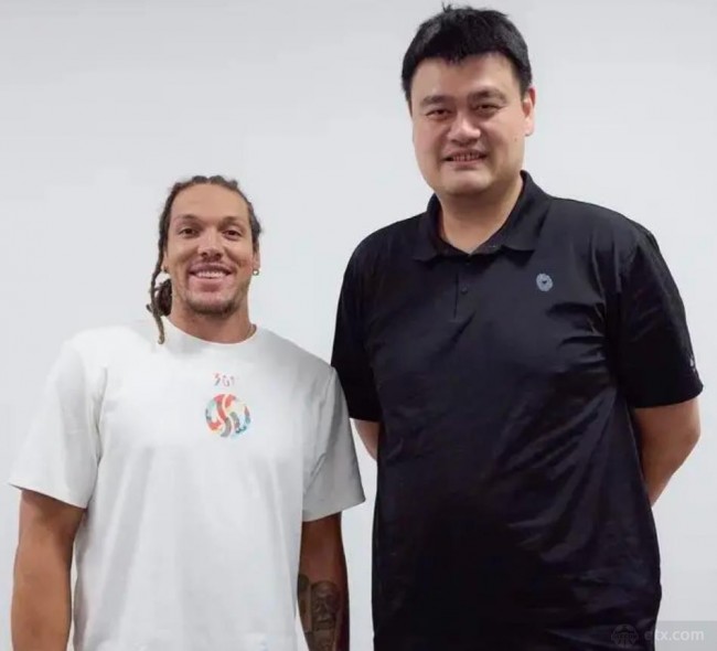 掘金官方晒戈登姚明合影