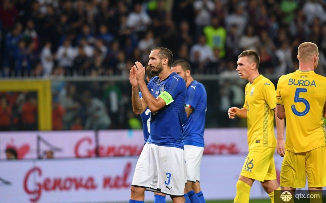 意大利VS乌克兰友谊赛感人一幕 43分钟暂停悼念热那亚大桥坍塌事件遇难者