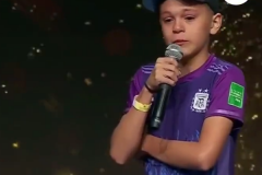 男孩落泪致敬阿根廷 眼泪“传染”斯卡洛尼和恩佐