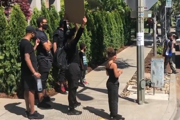 库里上街游行