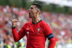 C罗率领葡萄牙队抵达莱比锡 C罗第六次出战欧洲杯