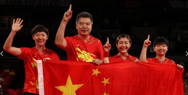 中国女乒及教练向世人展示第一