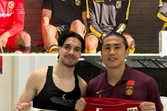 张玉宁赛后与印尼归化迪克斯交换球衣 两人曾共同效力维特斯