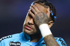 内马尔不满被换下提前退场 竞技状态遭质疑