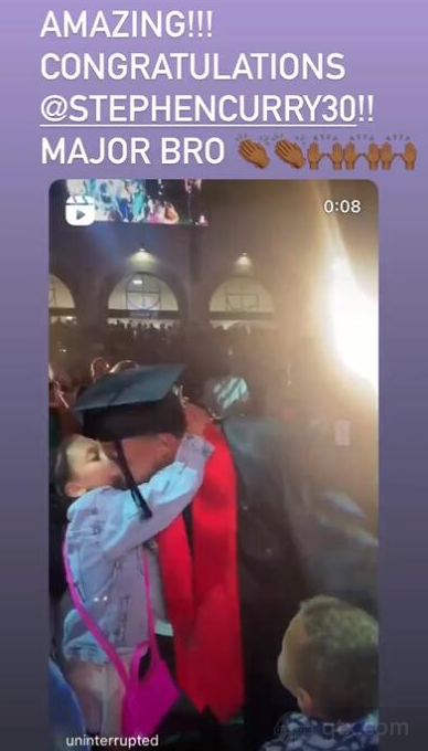 詹姆斯祝贺库里大学毕业 恭喜你兄弟