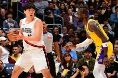 杨瀚森背靠背出战8分钟仅得1分 3投0中仍难适应