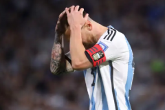 南美世预赛阿根廷0:2不敌乌拉圭遭首败 梅西任意球击中横梁