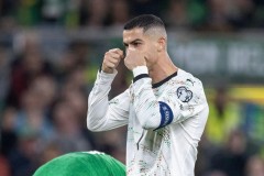 C罗球迷互比哭泣手势嘲讽 被裁判直接出示红牌