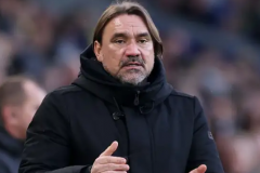 利兹联球迷冲场试图质问法尔克 被安保及时带离现场