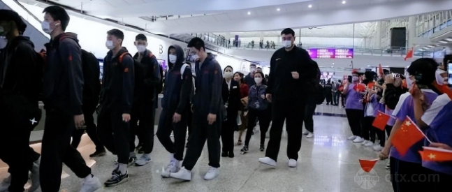 中国男篮抵达比赛地点中国香港