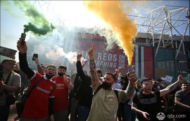 曼联球迷在老特拉福德球场外抗议