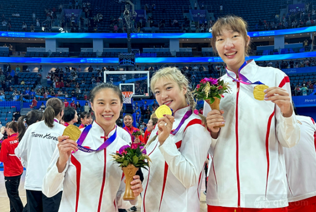 中国女篮球员王思雨、李梦以及韩旭（从左至右）