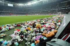 土耳其足球超级联赛现场 球迷扔玩偶悼念遇难儿童