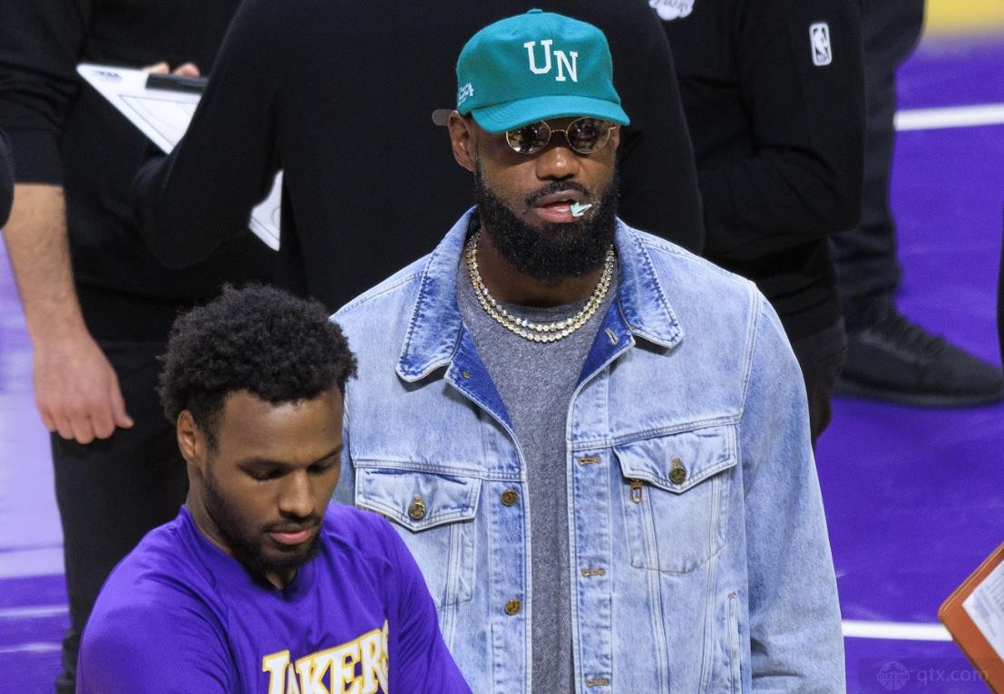 湖人已从g联赛召回詹姆斯