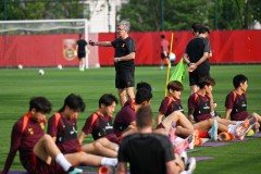 国足在重庆进行首次公开训练 为世预赛收官战做准备