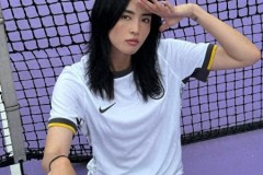 赵丽娜穿国足球衣打网球 拍摄写真