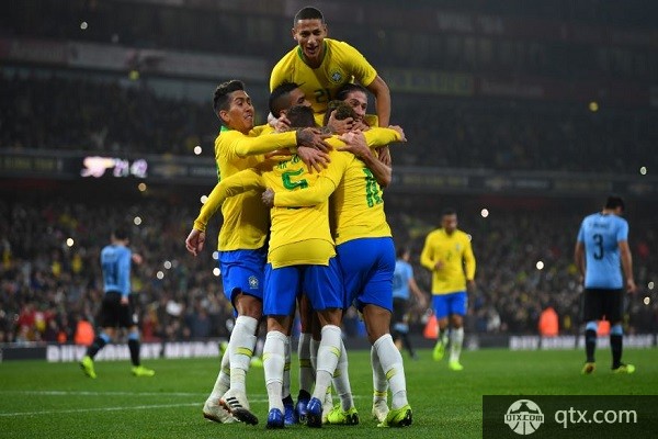 巴西队庆祝进球