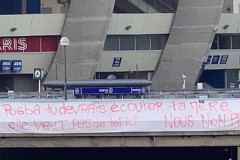 博格巴可能加盟巴黎 部分巴黎球迷拉横幅抗议