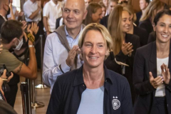 德国女足主帅特克伦伯格要求男女国家队同等奖金 并对德国女足建设提出建议