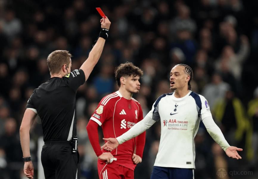 哈维·西蒙斯职业生涯首次被直红罚下