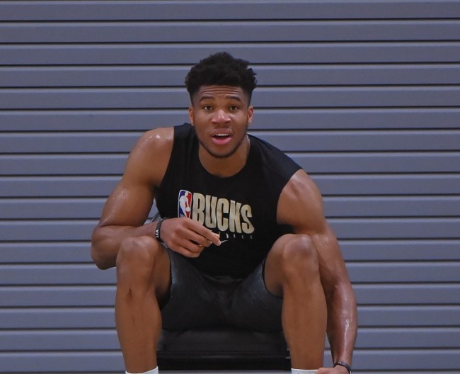 字母哥单赛季效率值超越张伯伦排名NBA历史第一