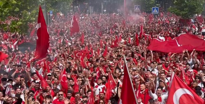 整条街道满是一望无际的土耳其球迷