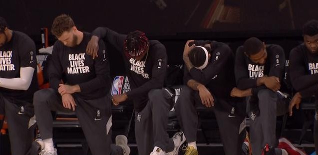 NBA球员集体下跪抗议 