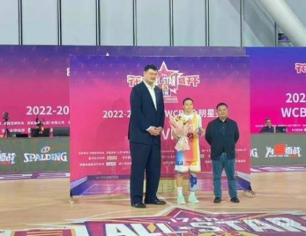 中国篮协主席姚明赛后还给本场比赛的MVP得主王丽丽颁发了奖杯