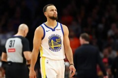 库里关键进攻犯规 空砍39分3板4助