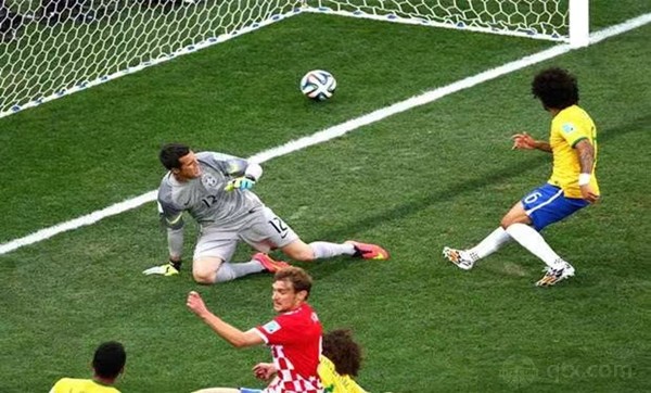 马塞洛打进2014年世界杯首个乌龙球