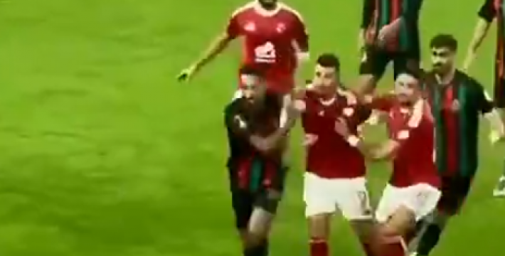 离谱！摩洛哥一球队球迷向场内丢了把匕首，双方开始抢夺