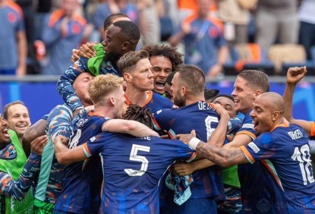 荷兰队史第三次欧洲杯逆转取胜