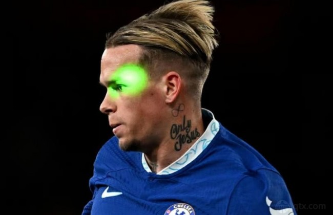 激光筆照穆德裏克的球迷被逮捕