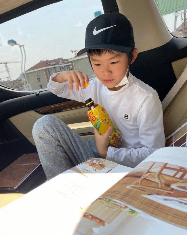 王大雷晒多张8岁儿子读书照